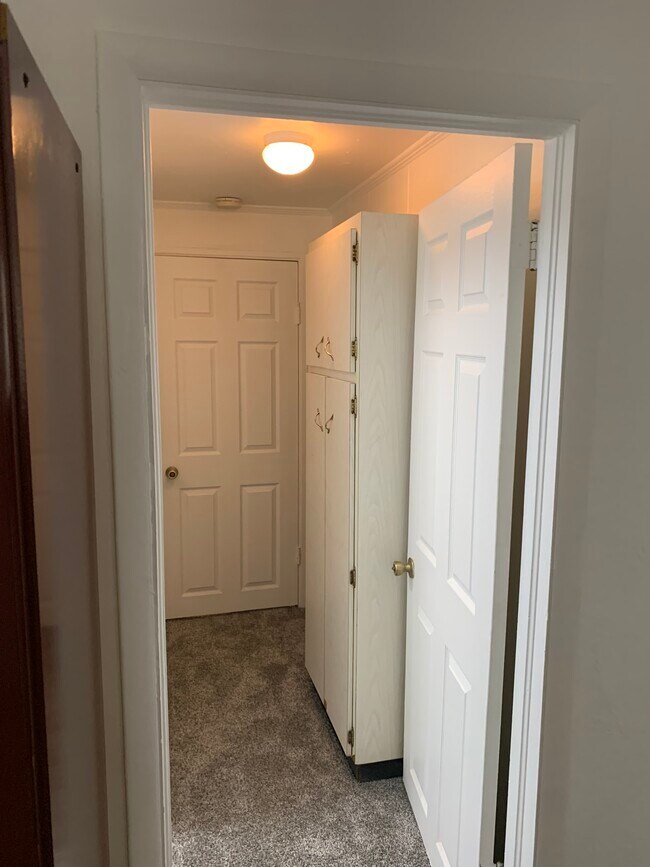 Building Photo - 303 Indian Hills Dr