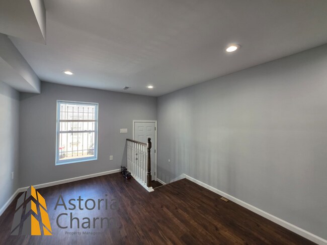 Foto del edificio - Renovated 2 Bedroom + Den, 3 Bath Home with Ensuites, Finished Basement and Stainless Appliances