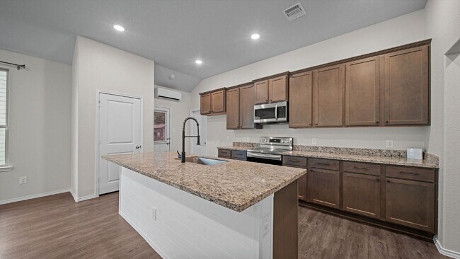 Foto del edificio - Welcome home to this beautifully maintained 2021 single-story home in desirable Lake Conroe Fores...