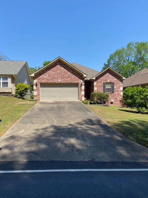 Foto principal - 305 Lakeside Rd