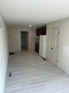Foto del edificio - 6085 10th St N