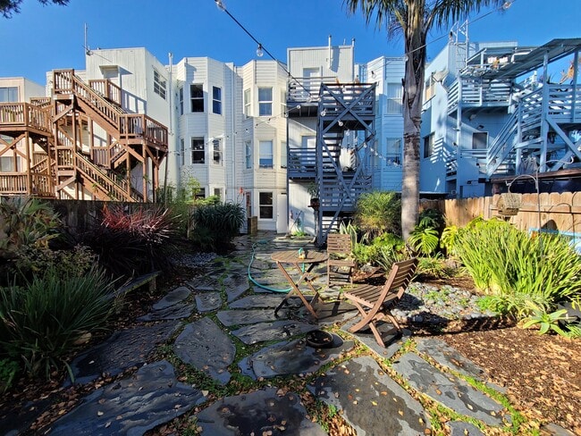 Building Photo - 770 7th Ave