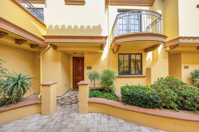 Foto del edificio - 985 N Michillinda Ave