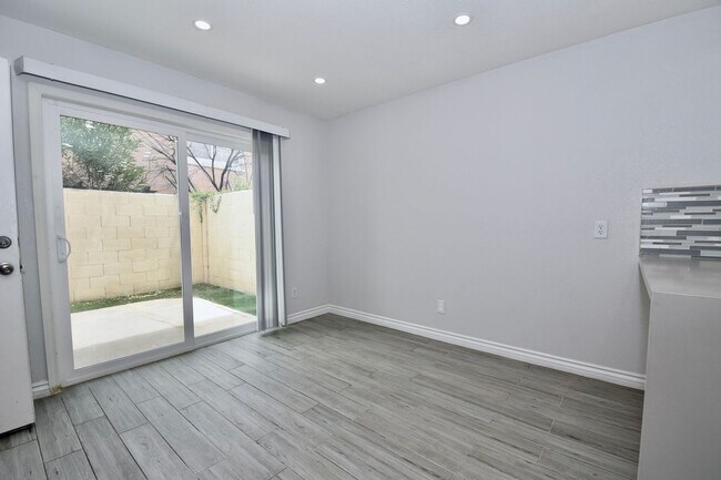 Building Photo - Modern 3 bed 2.5 bath Townhome at 	Mira Vi...