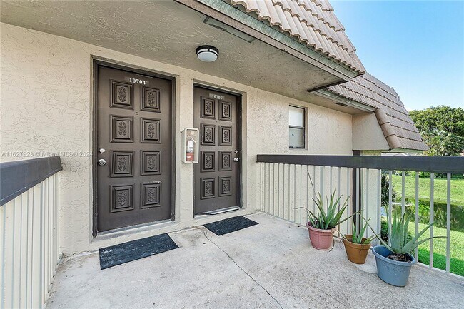 Foto del edificio - 10704 Royal Palm Blvd