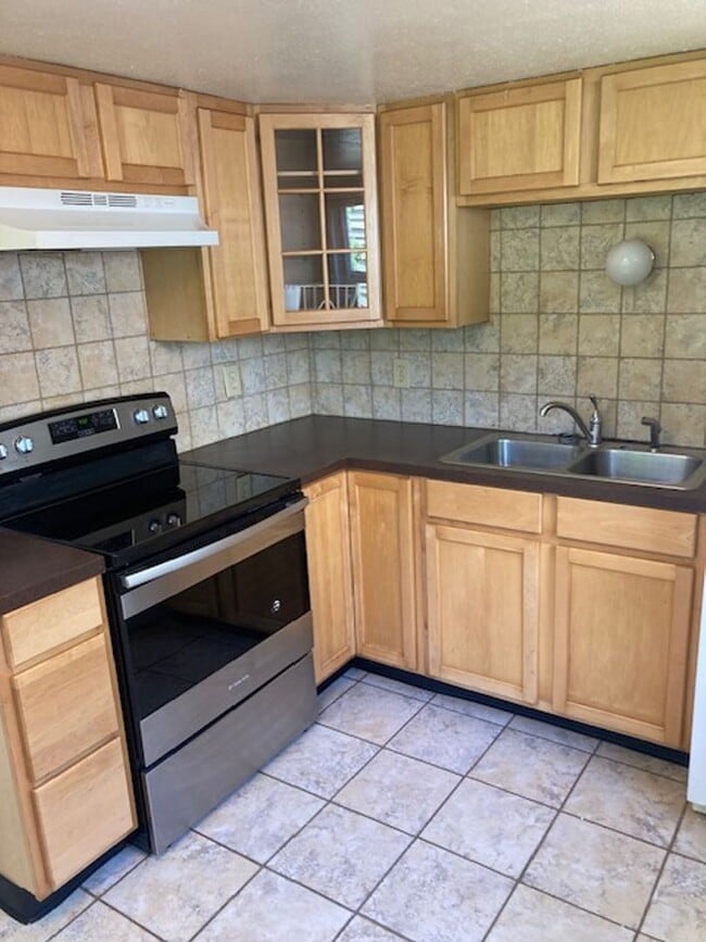 Photo - Charming Duplex w/Seprate Entrances, Close to all Amenites/Downtown Apartment