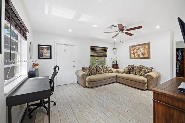 Foto del edificio - 5120 SW 26th Ave