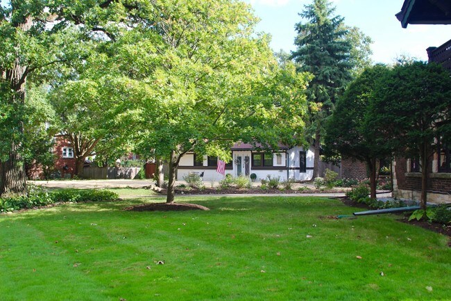 Building Photo - 273 Maplewood Rd