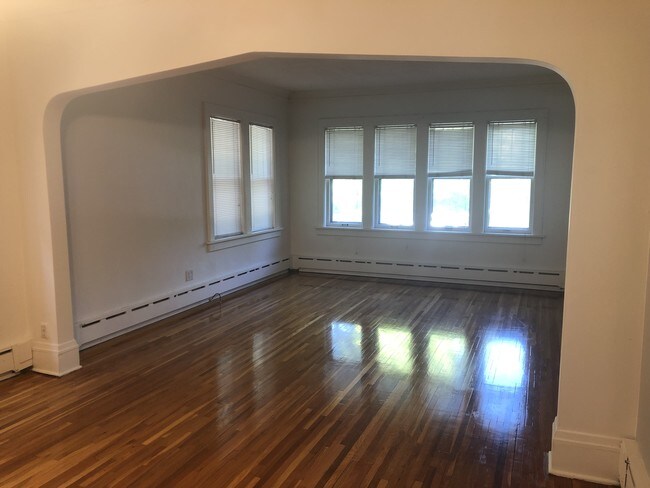 living area - 972 Goodrich Ave