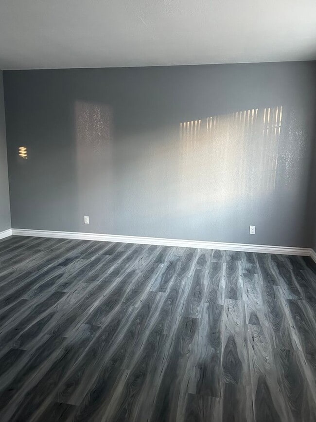 Building Photo - 654 W 48th St