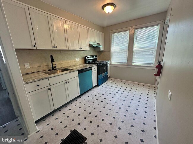 Building Photo - 11 S Delsea Dr