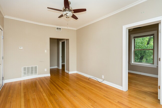 Building Photo - 3101 N Racine Ave