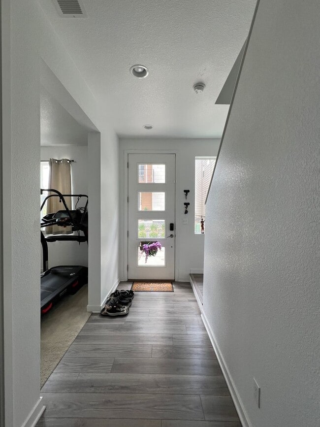 Building Photo - Modern 3 Bed/3 Bath Townhome in Broomfield...