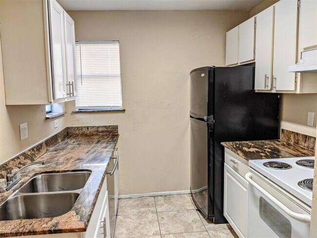 Foto del edificio - 8323 Wilcrest Dr