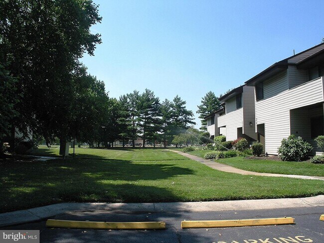Building Photo - 13-B E Daisy Ln
