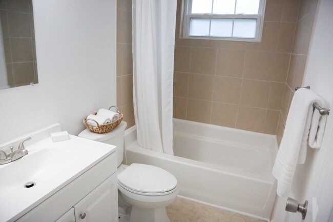 Baño - Cortesía de Darlington News & Press - 710 Cashua St