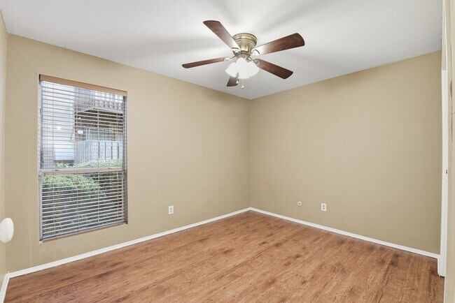 Foto del edificio - 12905 Woodforest Blvd
