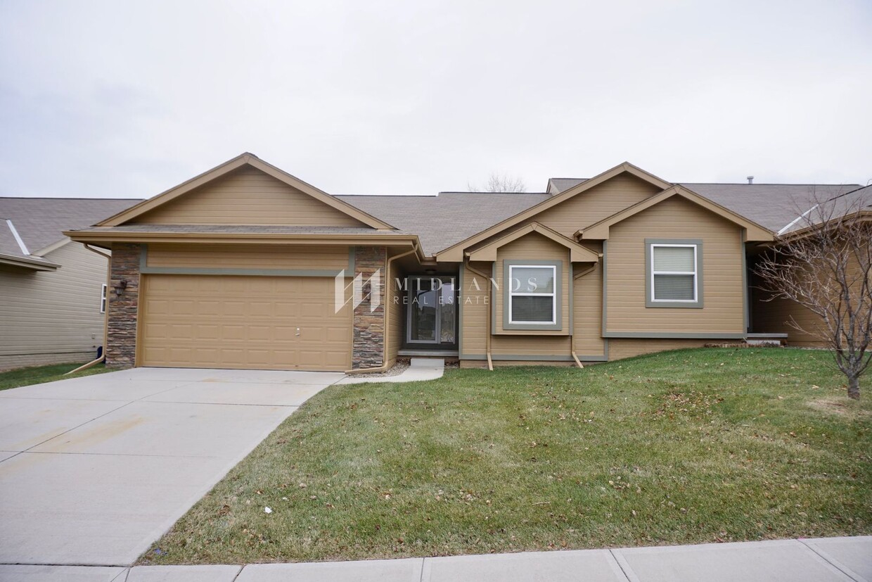 Primary Photo - Ranch Townhome in Shadow View
