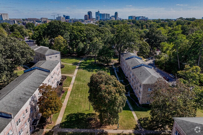 Apartamentos Raleigh – Espacio exterior exuberante - Wedgwood Apartments