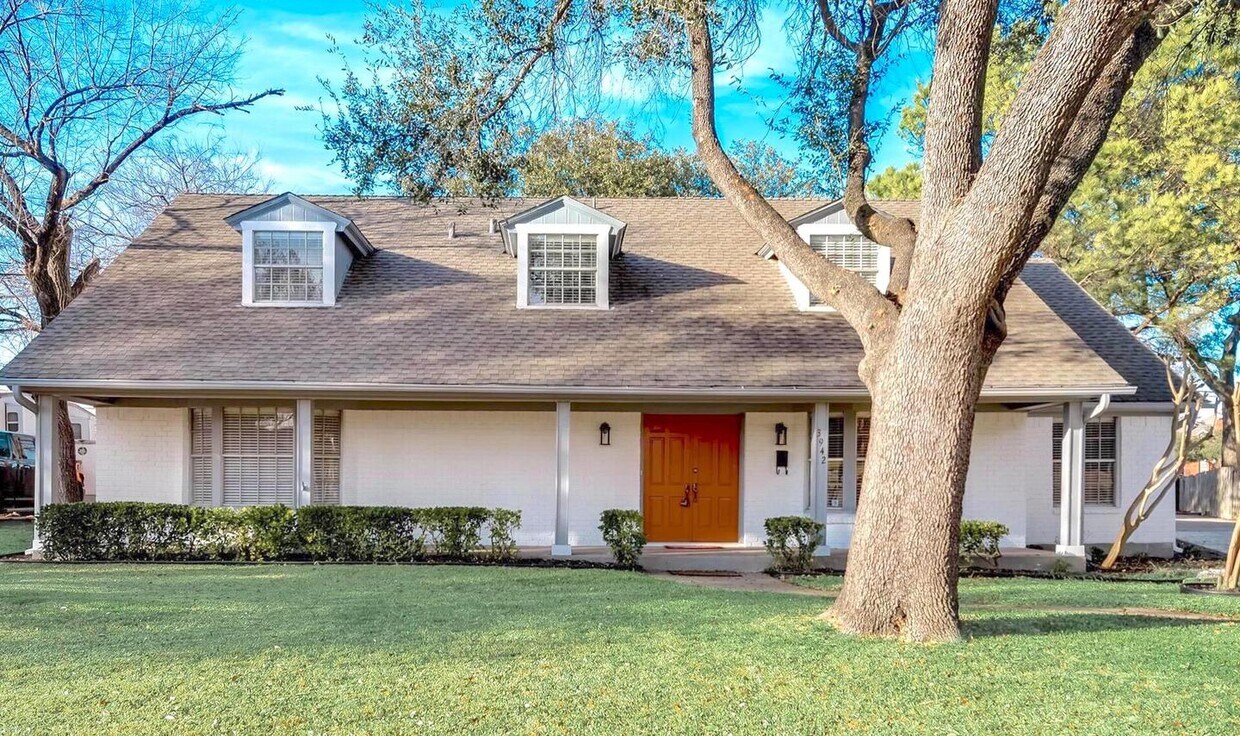 Primary Photo - Delightful North Irving home on edge of Co...