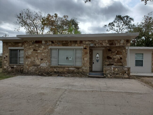 Building Photo - 1114 E Pecan St