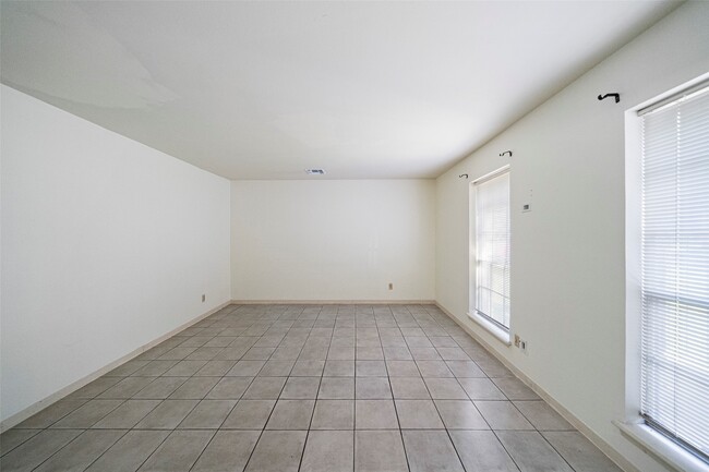 Foto del edificio - 1115 Pear Tree Ln