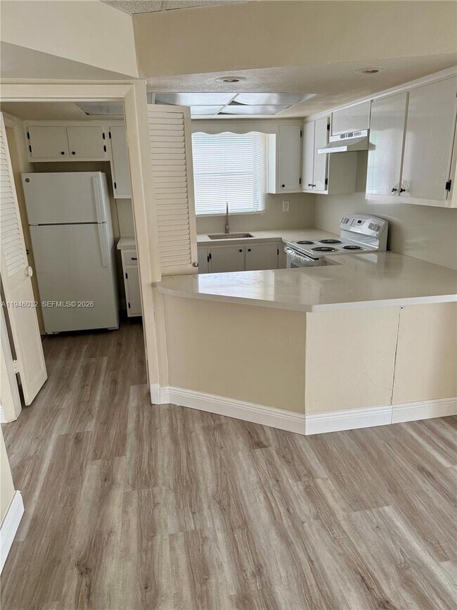 Building Photo - 9390 E Bay Harbor Dr