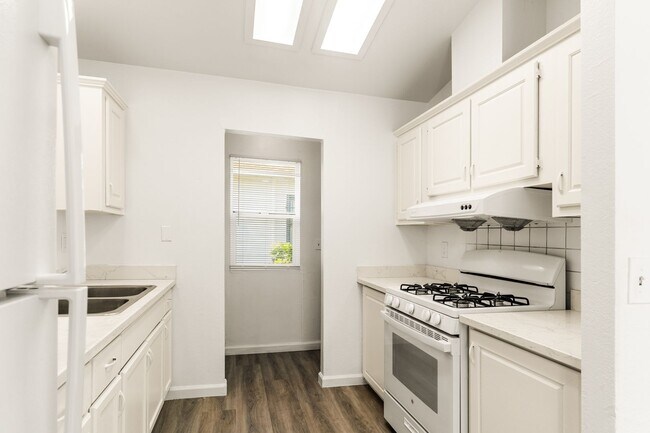 Foto del edificio - Utilities Paid: 3 Bed Laurel District Apar...