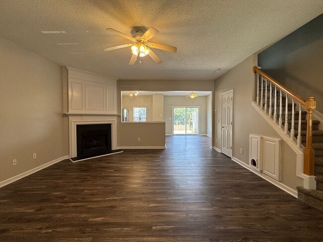 Building Photo - 3 Bedroom Townhome