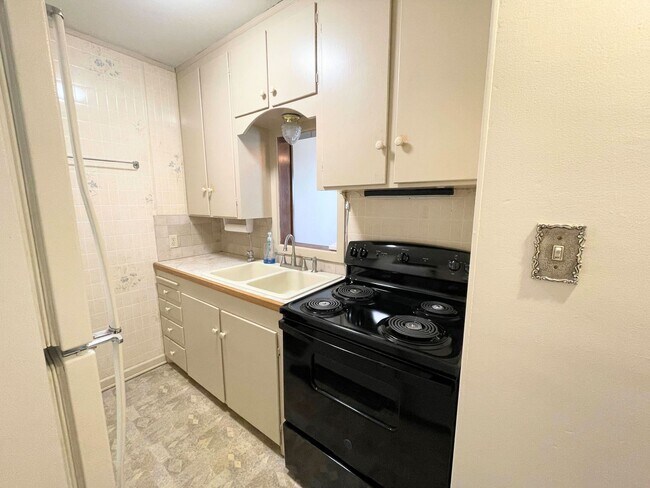 Foto del edificio - 2 bed, 1 bath with bonus room