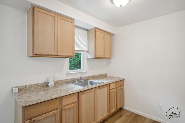 Building Photo - 3 Bedroom Bungalow Eastside - SECTION 8 ONLY