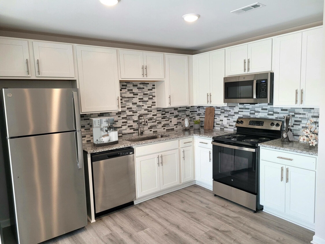 Hickory Creek Apartment and Townhomes Apartments in Nashville, TN