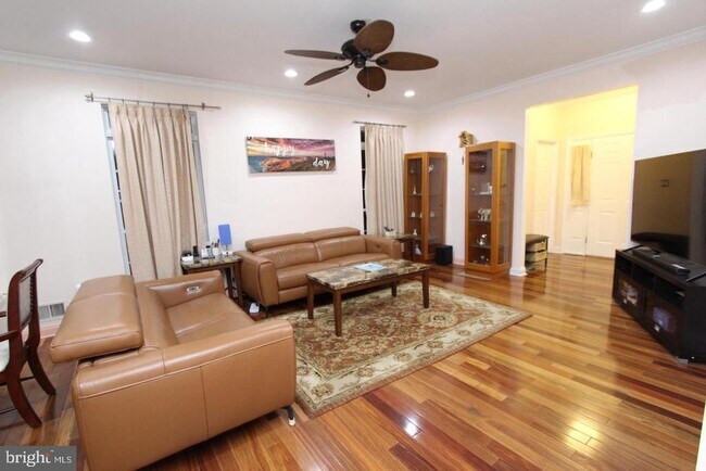 Foto del edificio - 90 Marion Dr