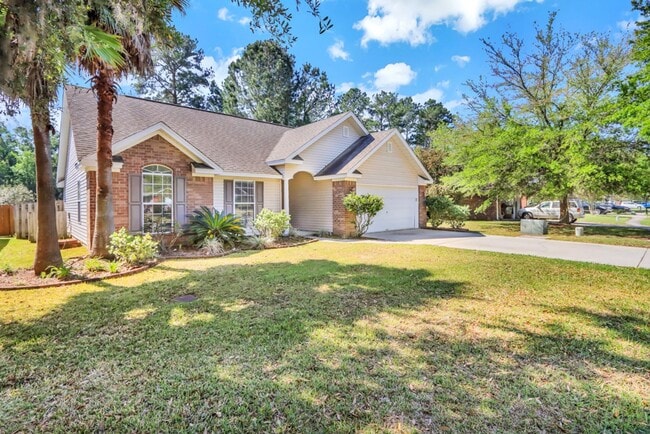 Building Photo - 3 Bed/2 Bath Home within Walking Distance ...