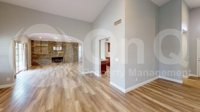 Foto del edificio - 5420 E Paradise Ln