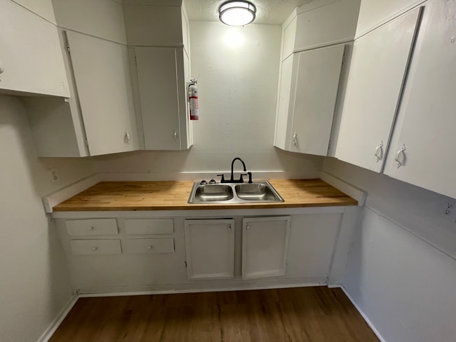 Foto del edificio - 319 Queen Margaret Ln