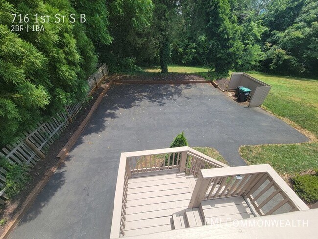 Building Photo - 2 Bed / 1 Bath Duplex (Upper Unit - Availa...
