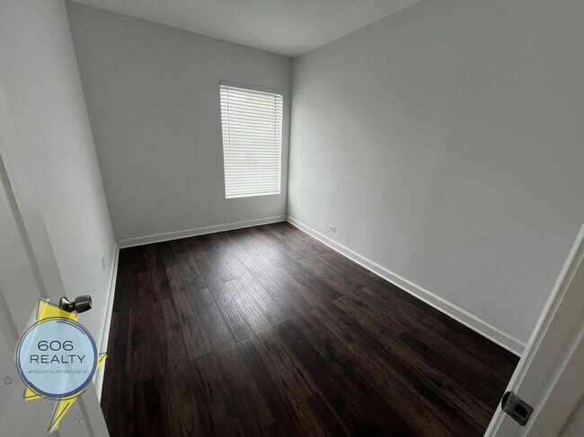 Foto del edificio - 3420 W Irving Park Rd