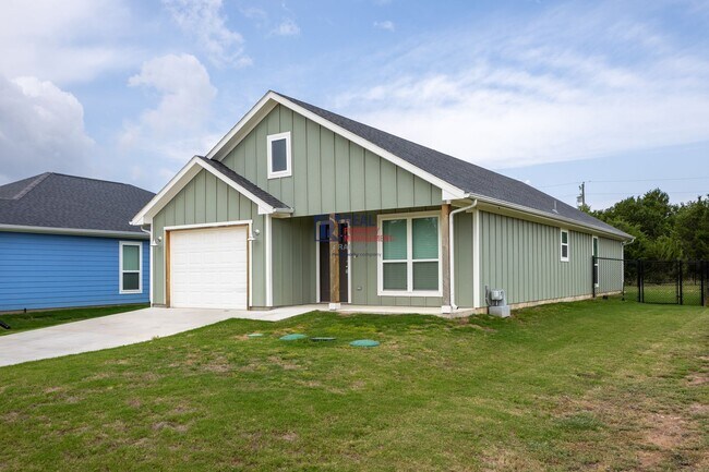 Foto del edificio - Charming Modern Farmhouse with Fenced Backyard