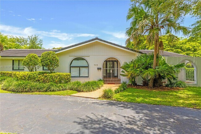 Foto del edificio - 7915 SW 166th St