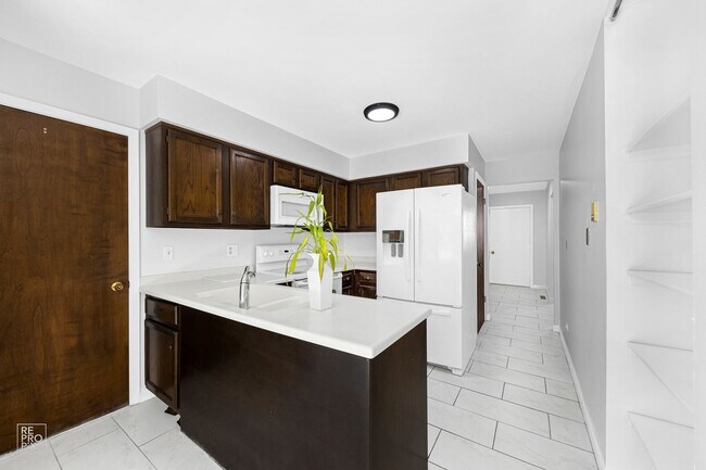 Foto del edificio - Cambridge Subdivision in Libertyville! Available June 23!