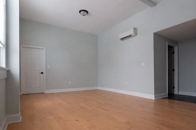 Building Photo - 523 Park Ave