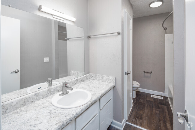 2BR, 1.5BA - Townhome - 1,190SF - Bathroom - Hickory Chase