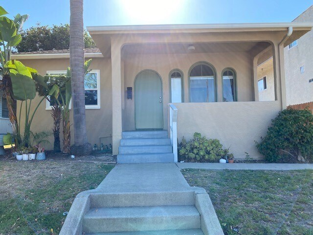 Building Photo - 815 Amapola Ave