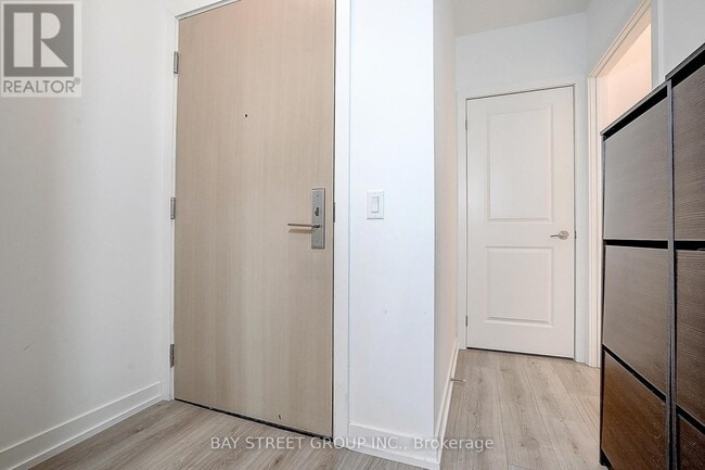 Photo du bâtiment - 395 Bloor St E