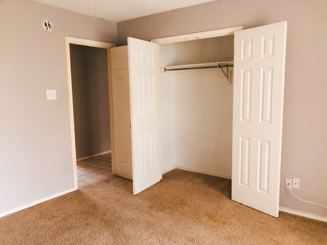 Building Photo - 6104 7th Dr