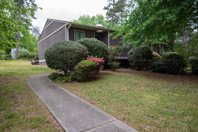Foto del edificio - 303 Chesswood Dr