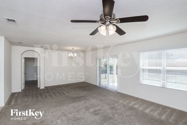 Foto del edificio - 374 Sauders Rd SE