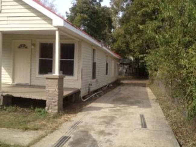 Building Photo - **AVAILABLE NOW**3 Bedroom / 2 Bathroom Ho...