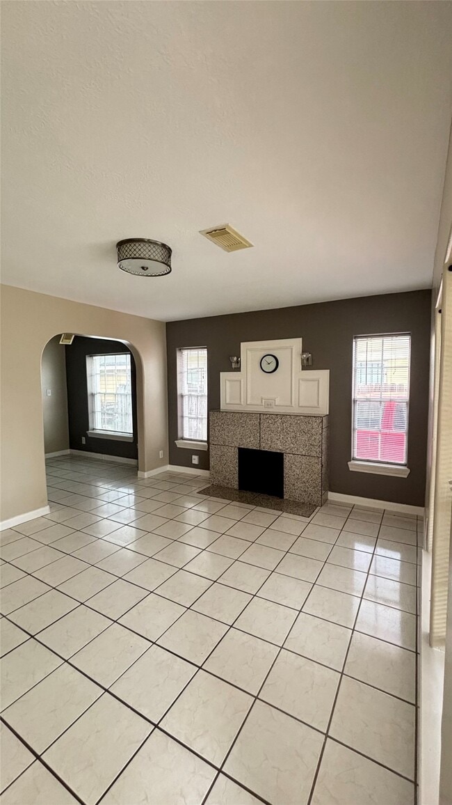 Building Photo - 2340 Cumberland St